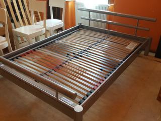 Moderní chromová postel s roštem 140x200