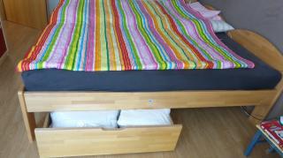 Dřevěná postel - IKEA