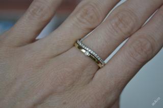 Zlatý prsten s 19 diamanty 