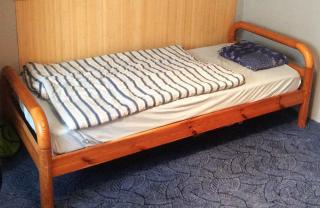 Dřevěná postel s matrací