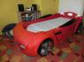 Postel, červené auto, svítí, troubí, startuje
