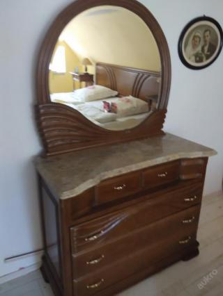 Masivní postel, komoda se zrcadlem, 2 noční stolky 