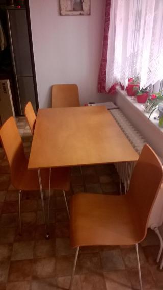 Moderní jídelní stůl