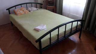 Železná postel 140x200 s matrací a železným rámem 
