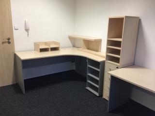 Kancelářský nábytek (2x rohový stůl + skříňky)
