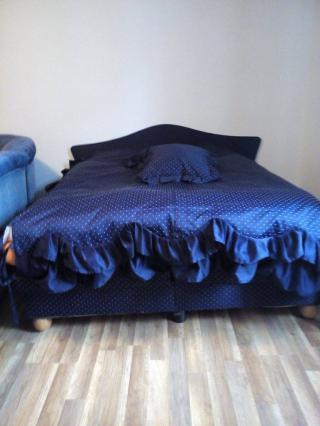 Modrá manželská postel
