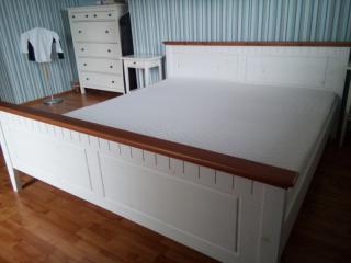 POSTEL BÍLÁ MASIV 200x180 vč. MATRACE A ROŠTŮ