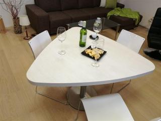Designový bílý jídelní stůl