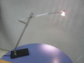 Designová futuristická lampa