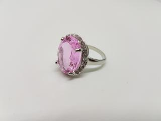 Krásný stříbrný prsten s velkým růžovým kunzitem