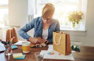 Práce z domova – balení a etiketování