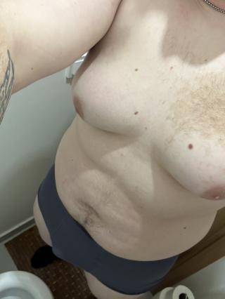 24 letý baculatý kluk nabízí escort